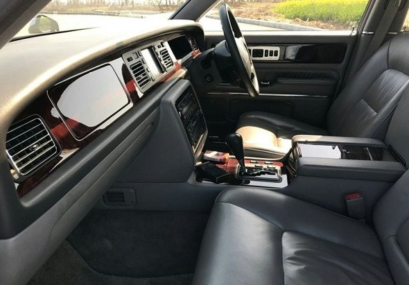 密密麻麻日文按钮的日本豪车，配蕾丝窗帘，居然有人花5万块买到