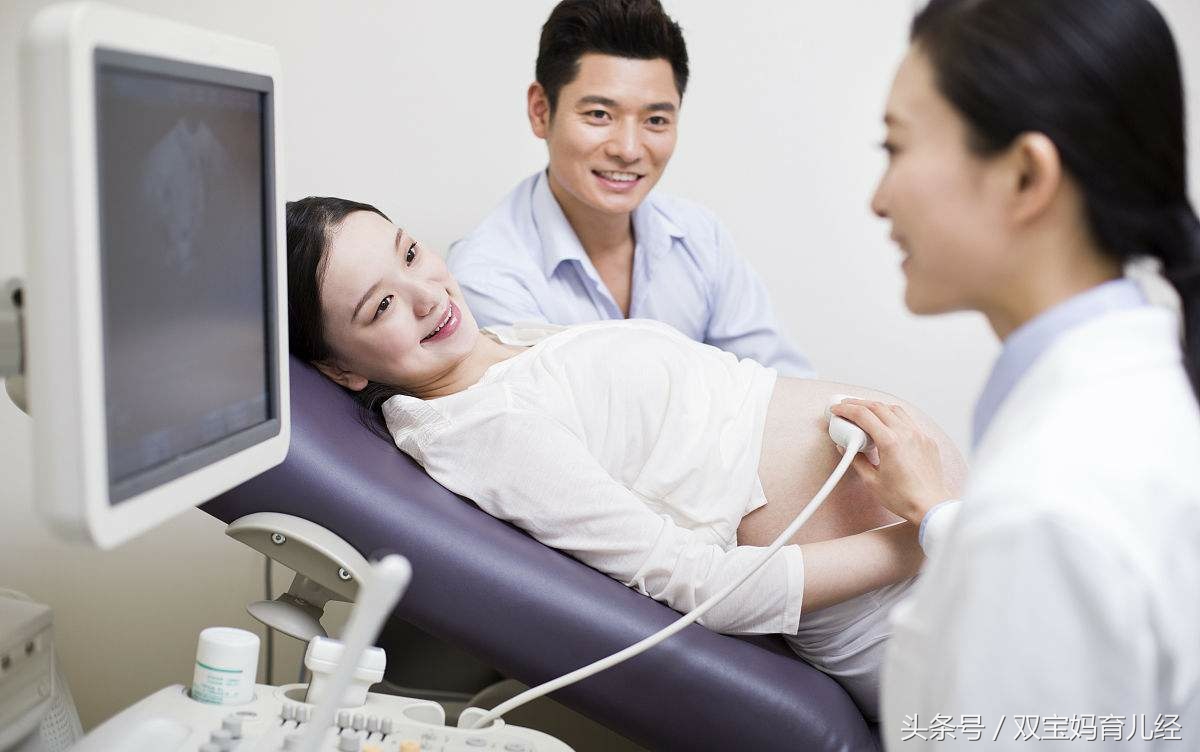 孕妇6个多月羊水破了紧急送医院，医生检查完却大笑起来