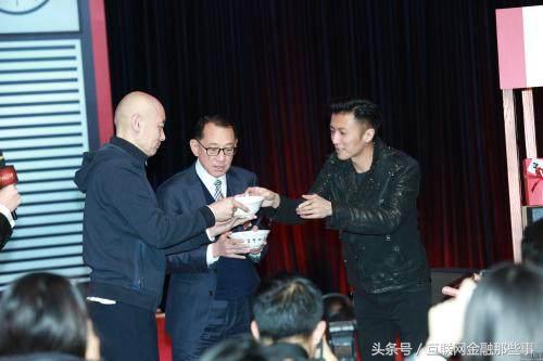 永不坐奔驰的“英皇”，从负债3亿到香港大亨，众多明星都感激他