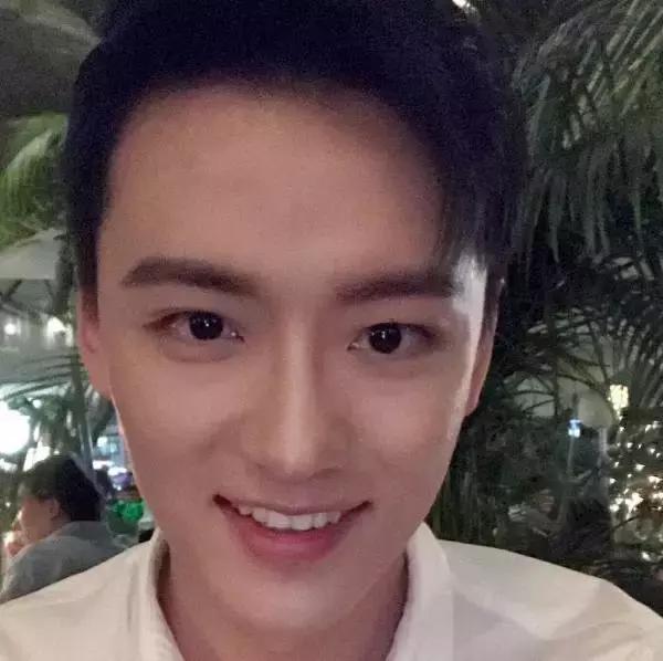 苏炳添大婚谢震业被拍合照,飞人苏炳添大婚跳小苹果