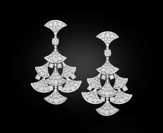 用珠宝来装饰自己,用珠宝装扮女生