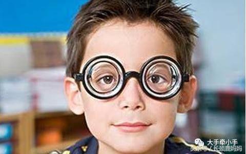小孩刚刚发现近视怎么预防,孩子出现近视的前兆家长要注意了