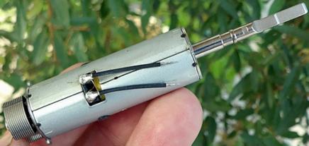 就在刚刚我把我媳妇儿买的1000块电动牙刷拆了，惊奇的发现了