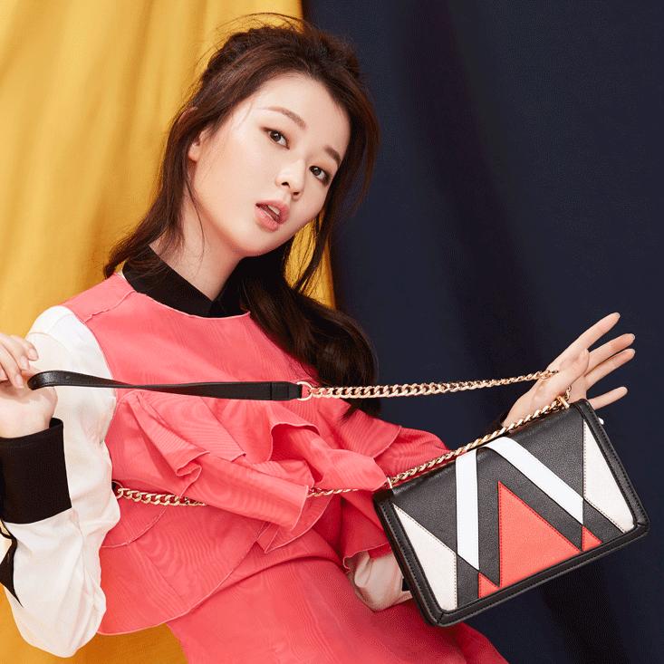 小方包搭什么鞋,百搭小方包