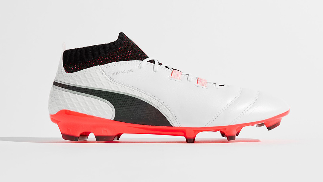 鹿晗踢球水平,鹿晗踢足球穿的球鞋