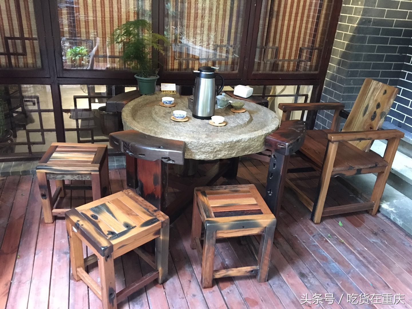 大气！这家茶会所的茶台全是老船木所制，老板估计身价上千万