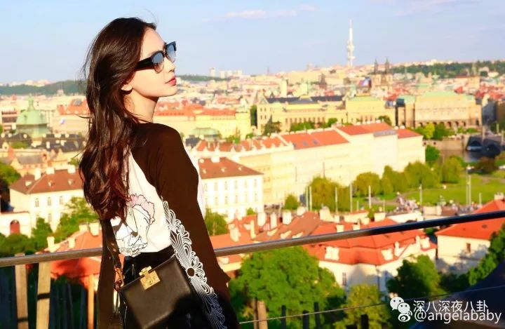 贵圈时刻是个暗流涌动的比拼场,比颜值,比衣品,比演技,比关系