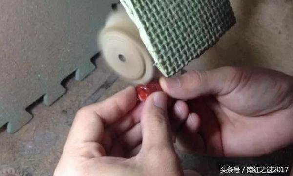 南红雕刻全过程!从视频来看南红从原石到精品的蜕变!