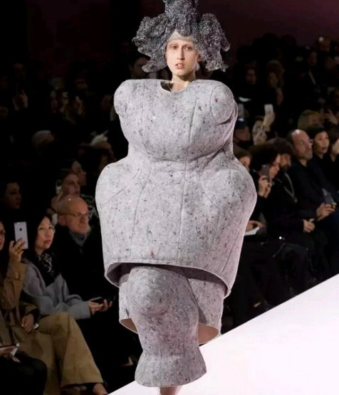 胸前有个标志很贵的衣服,那件t恤衫的价格英文怎么说