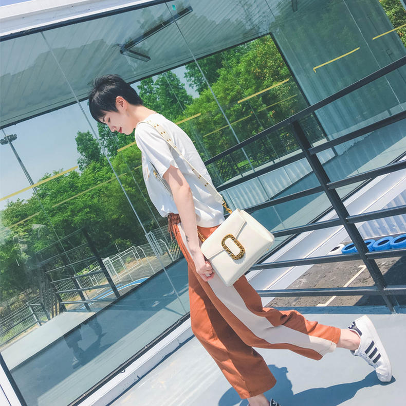 小方包搭什么鞋,百搭小方包