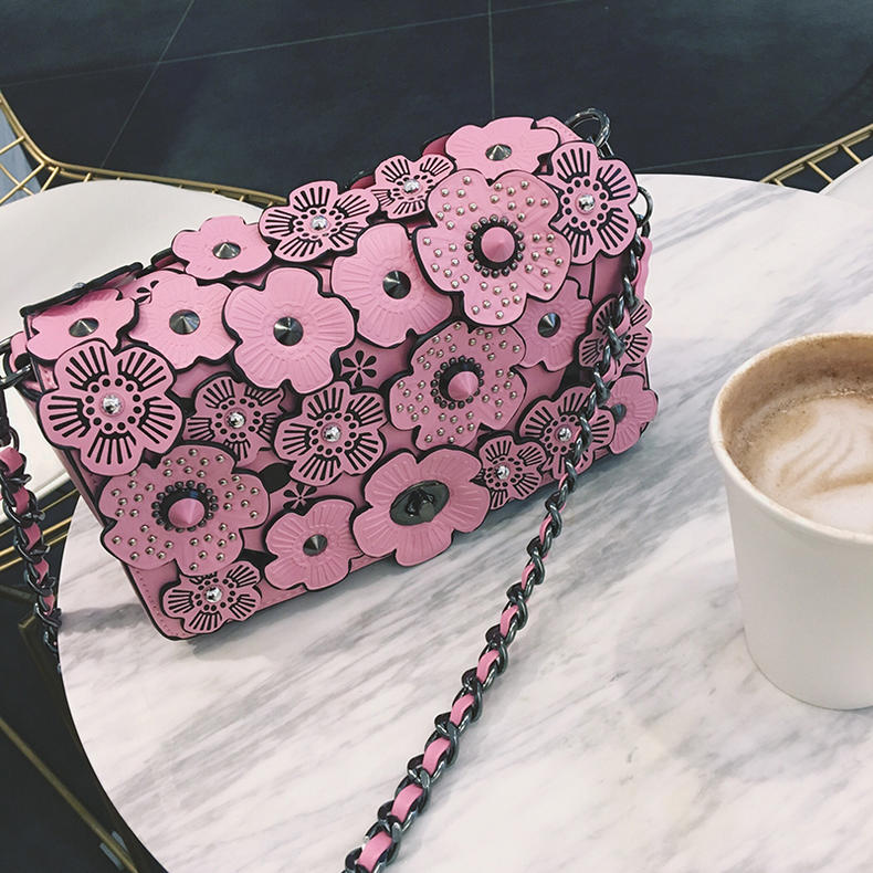 小方包搭什么鞋,百搭小方包