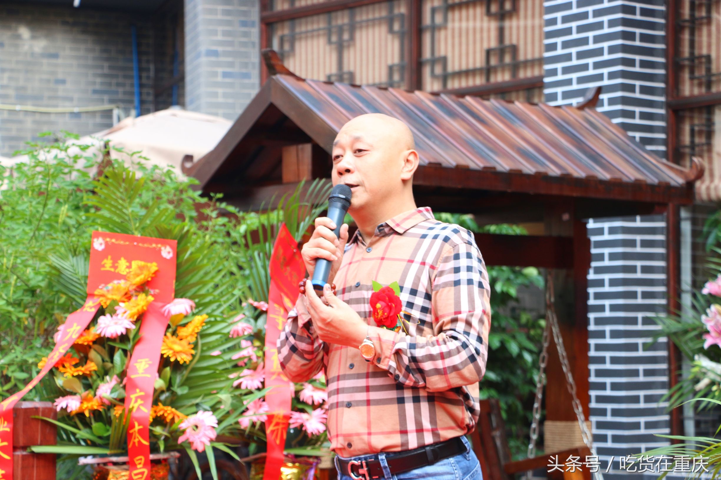 大气！这家茶会所的茶台全是老船木所制，老板估计身价上千万