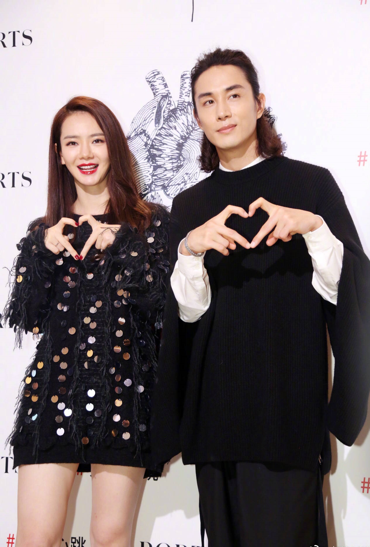 戚薇李承铉刚刚官宣图片,戚薇李承铉出席活动超酷西装