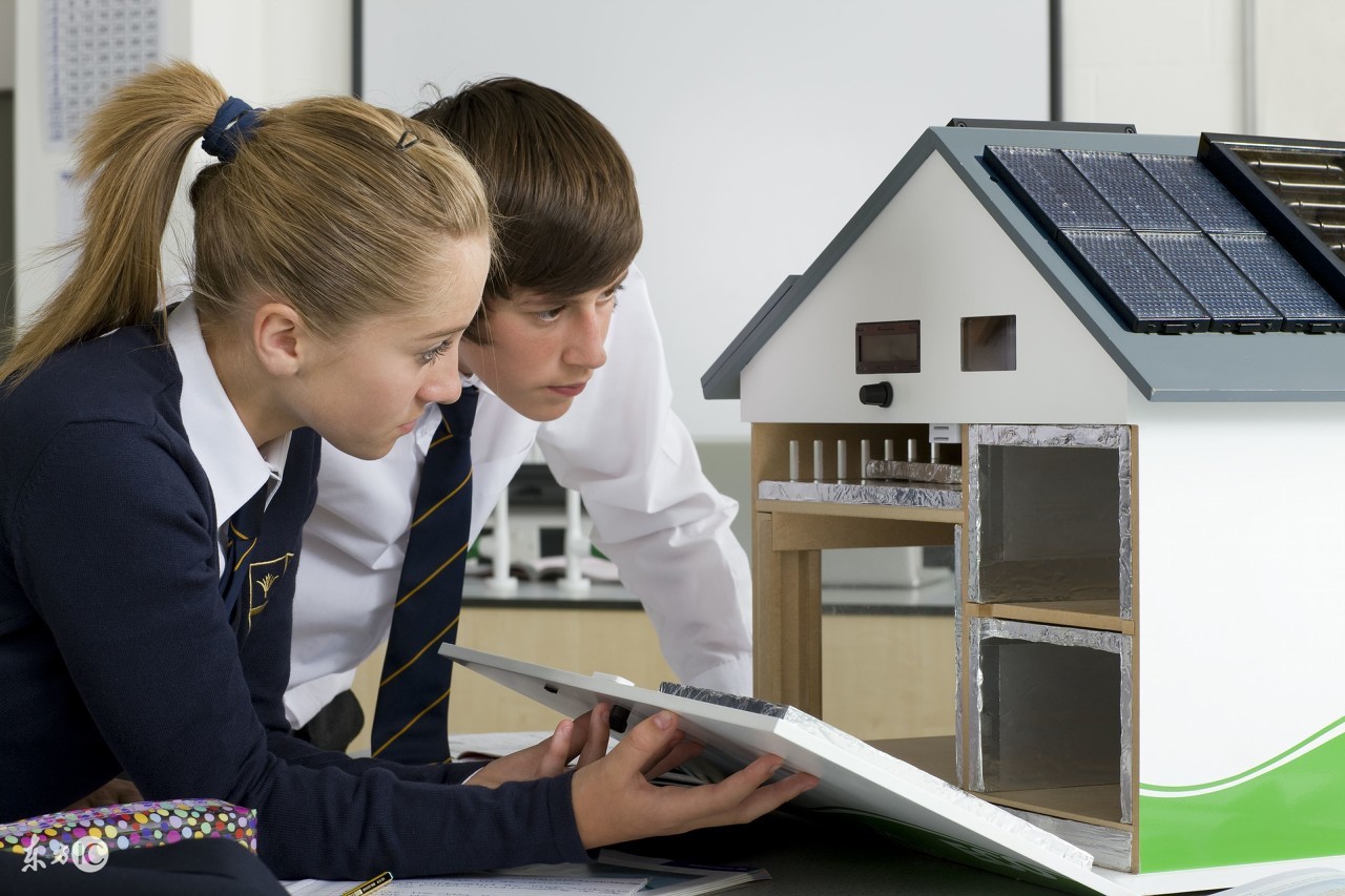 出国前让朋友帮助买房，后发现产证是朋友的名字，将朋友告上法庭