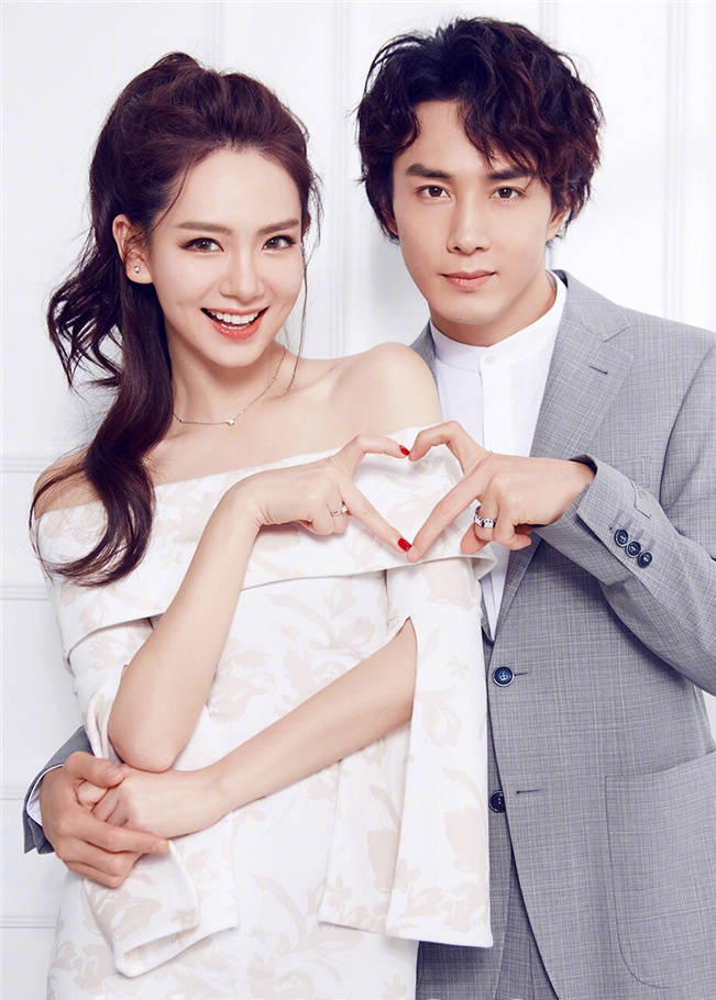 戚薇李承铉刚刚官宣图片,戚薇李承铉出席活动超酷西装