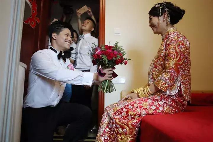 苏炳添大婚谢震业被拍合照,飞人苏炳添大婚跳小苹果