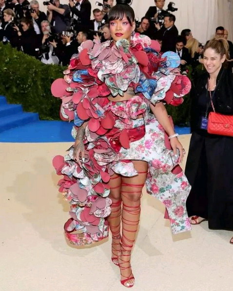 胸前有个标志很贵的衣服,那件t恤衫的价格英文怎么说