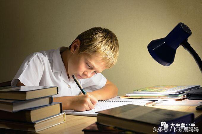 小孩刚刚发现近视怎么预防,孩子出现近视的前兆家长要注意了