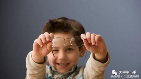 小孩刚刚发现近视怎么预防,孩子出现近视的前兆家长要注意了