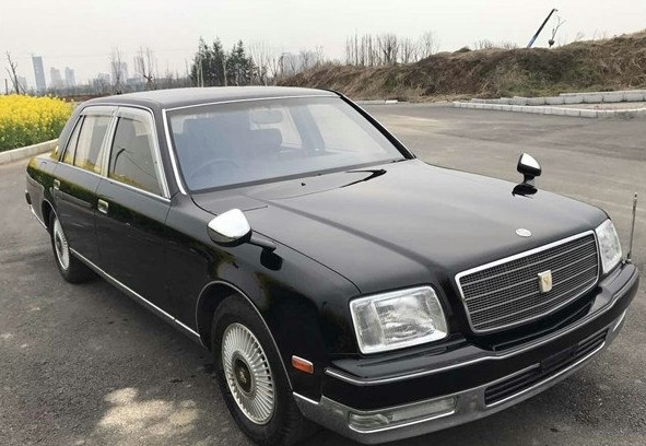 密密麻麻日文按钮的日本豪车，配蕾丝窗帘，居然有人花5万块买到