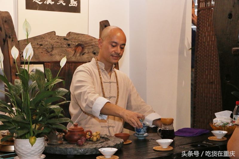 大气！这家茶会所的茶台全是老船木所制，老板估计身价上千万