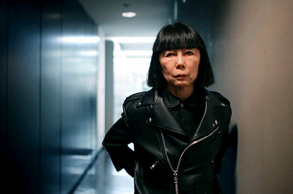 胸前有个标志很贵的衣服,那件t恤衫的价格英文怎么说