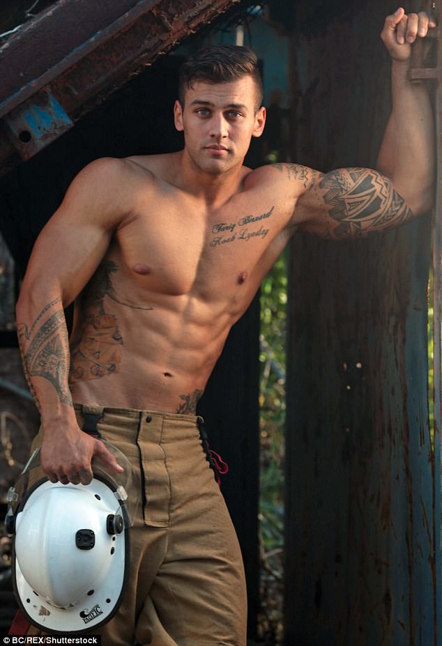 肌肉男孩消防员,肌肉猛男消防