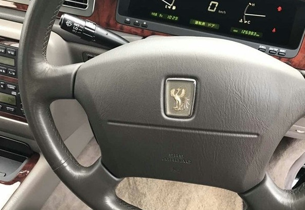 密密麻麻日文按钮的日本豪车，配蕾丝窗帘，居然有人花5万块买到