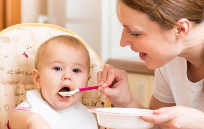 8个月宝宝第一次吃奶粉怎么给,七八个月宝宝辅食过敏怎么办