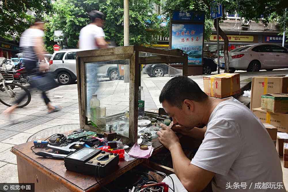 四川修表匠35年如一日街头修表，供出两个大学生子女！