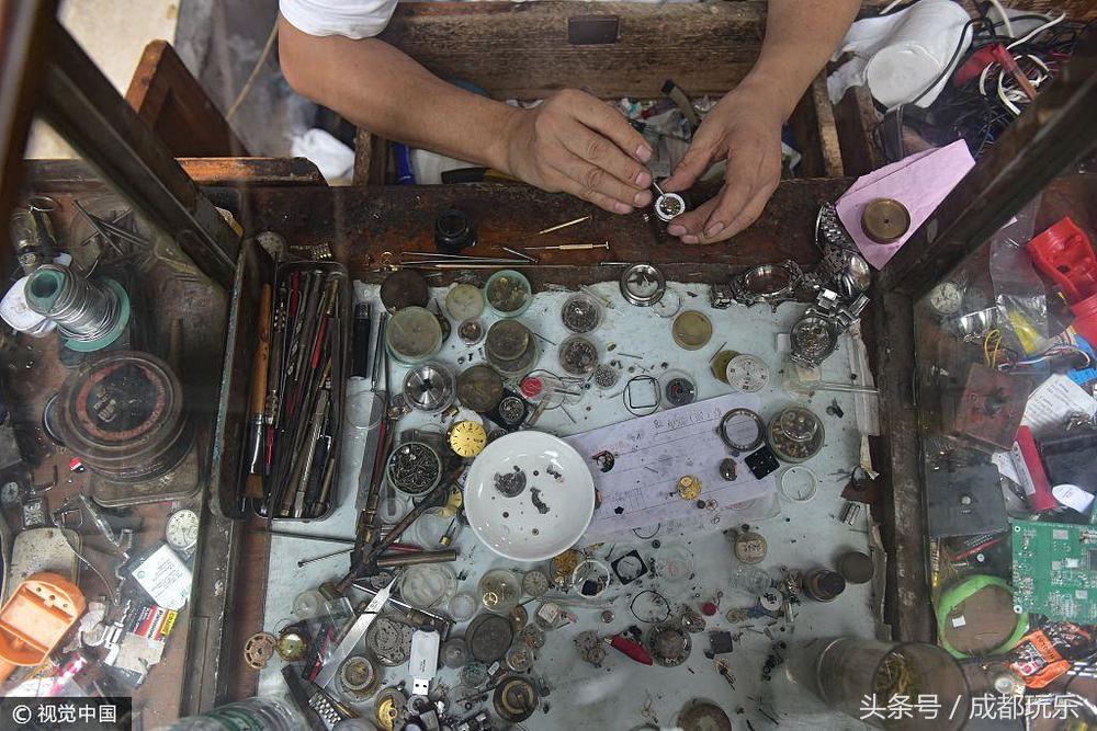 四川修表匠35年如一日街头修表，供出两个大学生子女！