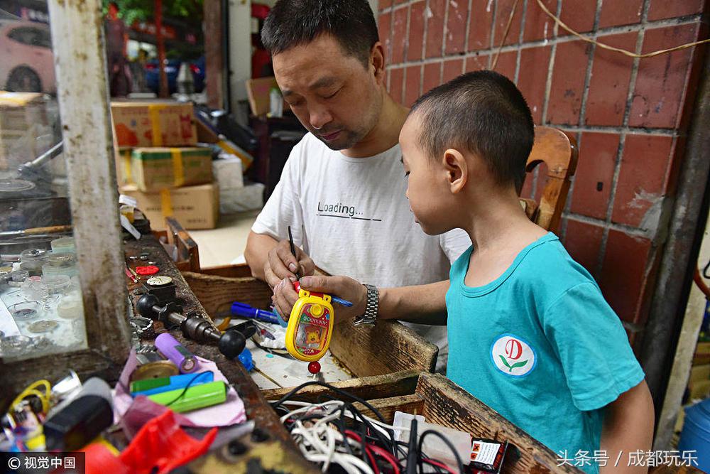 四川修表匠35年如一日街头修表，供出两个大学生子女！