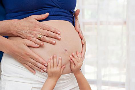 怀孕不满三个月怎么自然流掉,怀孕不到两个月出血怎么处理