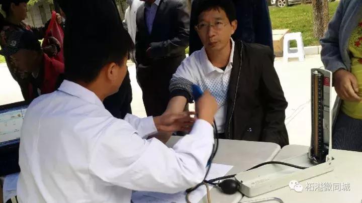 柘港乡政府大院内一群人干了件事，百姓拍手叫好