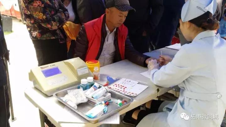 柘港乡政府大院内一群人干了件事，百姓拍手叫好