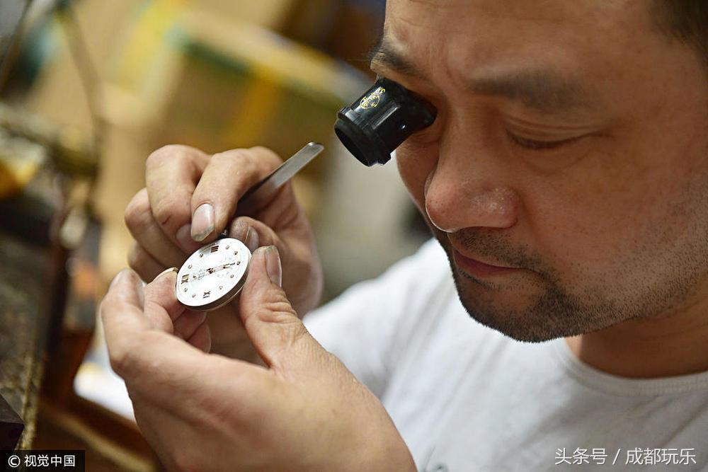 四川修表匠35年如一日街头修表，供出两个大学生子女！