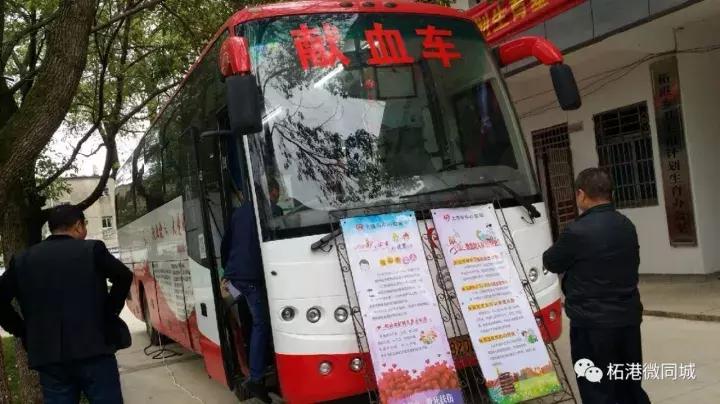 柘港乡政府大院内一群人干了件事，百姓拍手叫好