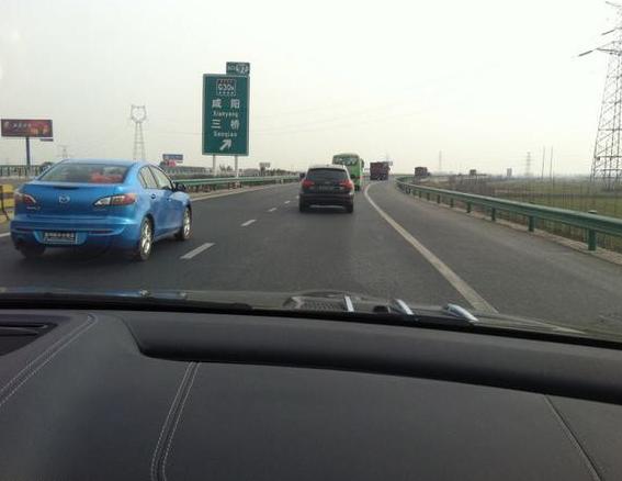 宝马车主停车被堵直接叫挪车,一辆车霸占两个公共车位