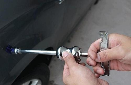 宝马车主停车被堵直接叫挪车,一辆车霸占两个公共车位