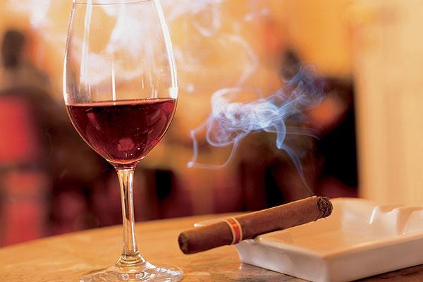 怎么解决嘴唇周围发黑,嘴唇发紫发黑是什么原因怎么调理