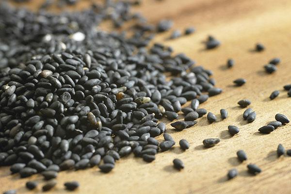 怎么解决嘴唇周围发黑,嘴唇发紫发黑是什么原因怎么调理