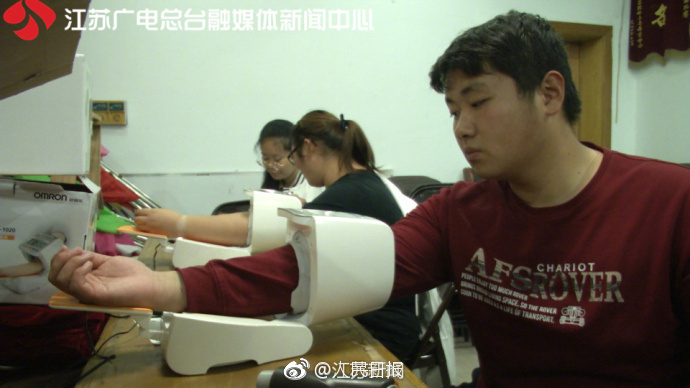 这个村一条秋裤卖全国闯出振兴路,厉害这个村凭一条虾走上了致富路