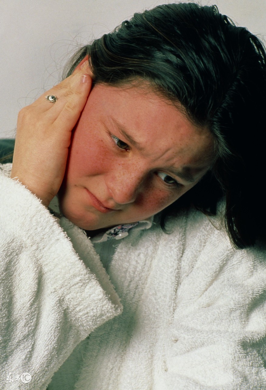 丽丽耳朵有问题,耳朵前后肿了是腮腺炎么