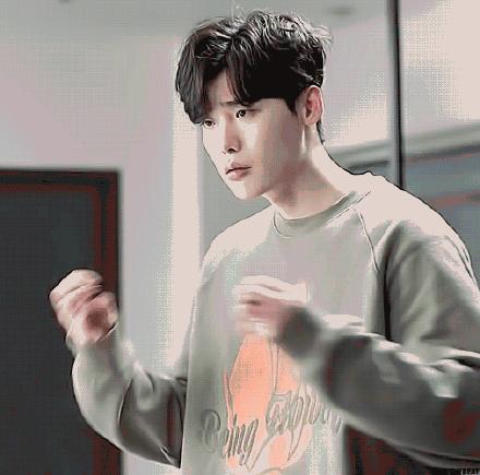 李钟硕韩剧当你沉睡时，办公室老师忍不住追？连关晓彤也花痴？