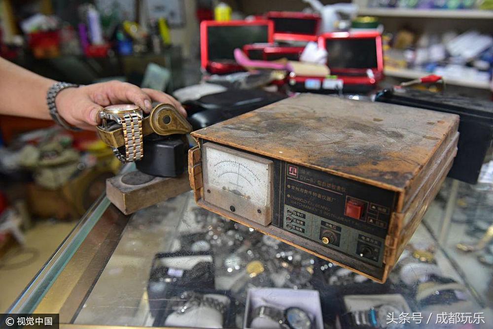 四川修表匠35年如一日街头修表，供出两个大学生子女！