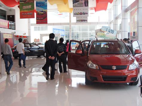 宝马车主停车被堵直接叫挪车,一辆车霸占两个公共车位