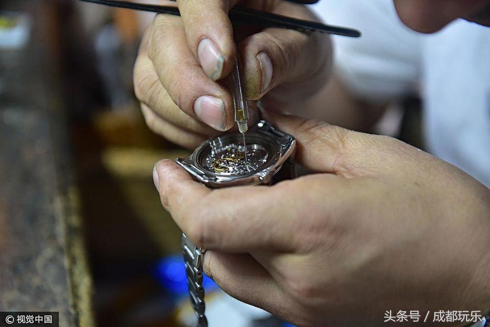 四川修表匠35年如一日街头修表，供出两个大学生子女！