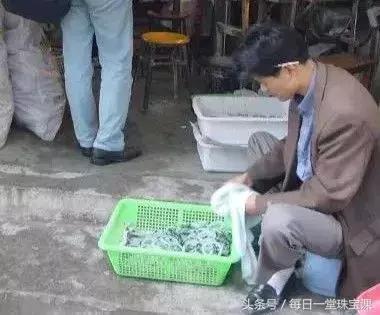 翡翠戴了发黄怎么处理,翡翠手镯发黄怎么补救回来