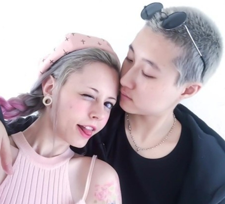 成龙年轻照片和房祖名,成龙与房祖名近照