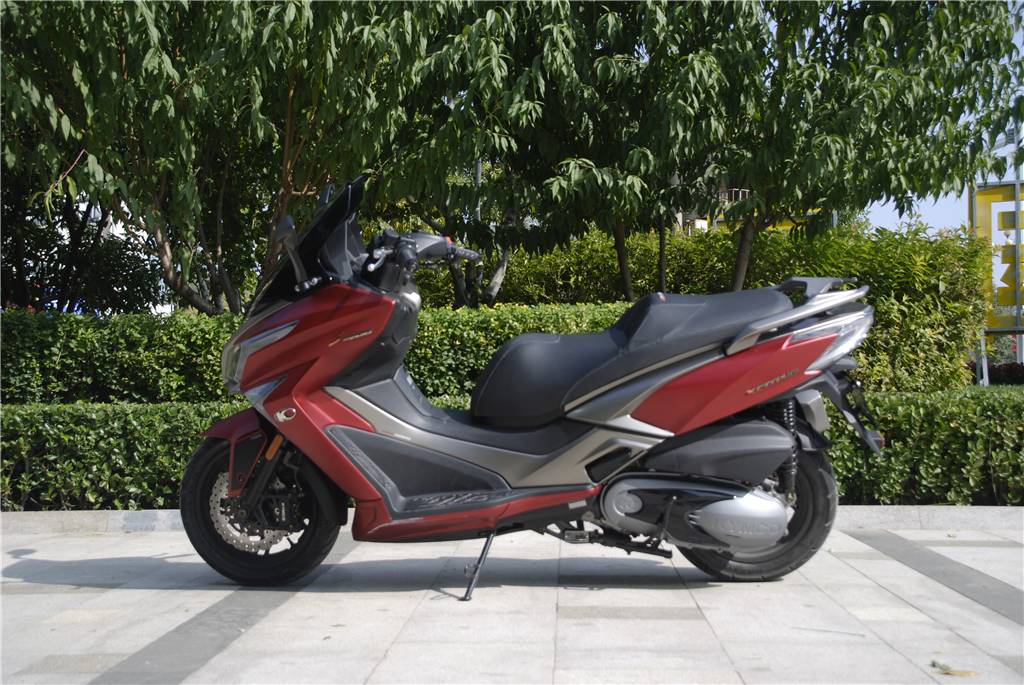 光阳400赛艇纪念版和普通版区别,光阳赛艇400对比宝马c400x